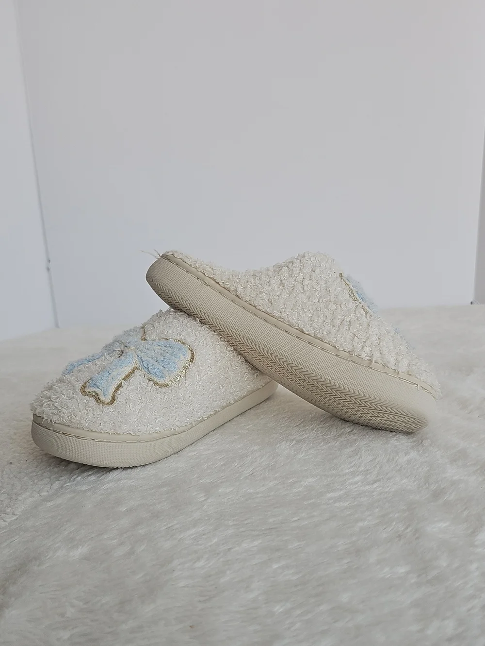 Cozy Cream Fuzzy Slipper Mules Blue Embroidered Bow Sz 1/2